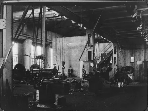 Inne fra verkstedet eller eventuelt lokstallen ved A/S Sydvaranger, Kirkenes.