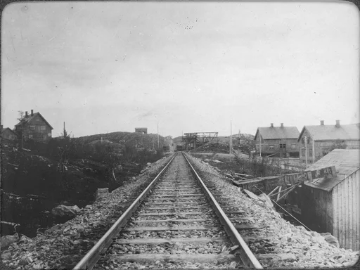 Malmtoget på vei inn mot siloene/lommene under knuseverket i Bjørnevatn. Knuseverket ses i bakgrunnen oppe på fjellet.