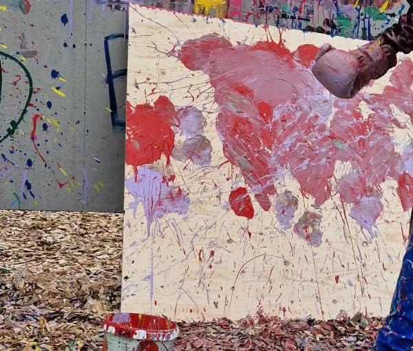 En person målar med boxningshandskar.