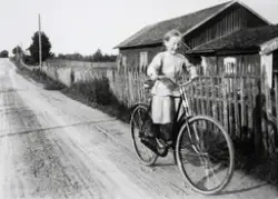 Martha Lillehagen på sykkel ca. 1918. Rekstadbakken, Ådalsbr