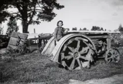 Denne gamle traktoren befant seg ved Olav Karlsens bil- og s