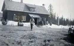 Budor Gjestegård, påsken 1957. På bildet ser vi Aud Huse.