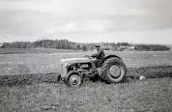 Mikael Stengård på traktoren under våronna på Korildstad i j