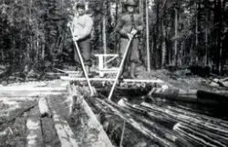 Tømmerfløtere ved Stendammen i Skogbygda i Løten. Der starte