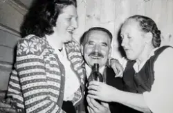 Fest på lokalet i Fjellhaug. Tora Engebakken (til v.) og Kla