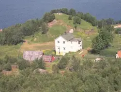 Flyfoto over Sørreisa i 1961. Gården "Solhaug" ved Galtnes, 