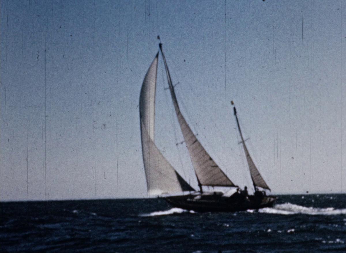 Färgfilm ur Knud H. Reimers personarkiv som följer yawlen FIGARO IIs besättning under deltagandet i Newport Bermuda Race 1952. I ljudspåret berättar en röst som eventuellt tillhör Reimers om det som sker i bild, samt sjunger korta bitar av diverse sjömanssånger. Ett genomgående tema både i bild och berättande är de deltagande båtarna, vars namn, ägare, historier och egenskaper redogörs för. Ljudet är lågt, av mycket dålig kvalitet och det förekommer ibland abrupta klipp. När kartor över regattan visas försvinner berättarrösten helt.


Inledningen visar FIGARO II seglandes på öppet vatten medan berättaren anger diverse fakta om yawlen. Därefter ses William "Bill" Snaith, FIGARO IIs ägare, vänta på starten i en av de kortare kappseglingar som Off Soundings Club organiserat innan Bermuda Race. På väg till startlinjen i New London passerar deltagarna en ubåt. Efter målgång ligger man för ankar i Montauk Harbour, vid vars Yacht Club besättningarna samlas frammåt kvällen. FIGARO IIs vinst i dagens tävling meddelas följt av ett cocktailparty. Mojt väder försvårar starten på nästa dags regatta, vilken har målet Dering Harbor på Shelter Island. FIGARO II slutar som vinnare även denna gång och ytterligare ett cocktailparty hålls vid Dering Harbor Yacht Club.


Åter i New London förbereder man sig för Newport Bermuda Race samt besöker Mystic Seaport sjöfartsmuseum. FIGARO II lastas med mat och besättningens navigatör anländer. Färden bär av upp mot Newport och Brenton Cove i väntan på regattan. En ur besättningen demonstrerar de livlinor som ska förhindra att någon faller överbord och försvinner under kappseglingen. Yawlen inspekteras och klareras av regattakommiténs Ernest A. Ratsey innan ett sista cocktailparty hålls i Newport Country Clubs klubbhus med intilliggande golfbana.


Närbilder visar flera av de deltagande båtarna medan de ligger förtöjda vid Ida Lewis Yacht Club. Innan starten i Bermudaregattan trängs FIGARO II med andra deltagare vid en kaj för att tanka och hämta is. Delar av besättnignens familjer hälsar på ombord innan man beger sig mot startlinjen. Efter en sista måltid ombord FIGARO II startar båtarna klass för klass.


En karta över regattans bana visas. Den återkommer efter varje dagsetapp uppdaterad med yawlens faktiska färdbana, avstånd och hastigheter. I början av racet rullar FIGARO II i den höga sjön och molntäcket förhidrar astronomisk navigation. Den tredje dagen spricker målnen upp och vädret lugnar sig så att besättningen kan tvätta sig med hink och havsvatten uppe på däck. FIGARO II passerar målbåten och läggs för ankare i Hamilton Harbour intill Royal Bermuda Yacht Club, där besättningen går i land och får reda på att man kommit på 4:e plats i C-klassen och 8:e plats totalt.


På Bermuda badar FIGARO IIs besättning, deras familjer och konkurrenten Rod Stevens vid en sandstrand. Reimers slår volter i sanden. I hamnen anländer kryssningsfartyget QUEEN OF BERMUDA. Reimers lämnar FIGARO II och flyger hem till Sverige på ett flygplan, vars avfärd fångas på film. Under utpassagen ur Hamilton Harbour för att återvända till fastlandet passerar FIGARO II ett muddringsfartyg. Sadeldelfiner leker intill yawlens stäv under hemfärden och man anländer till New London i solnedgång.