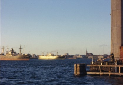 Färgfilm utan ljud som visar Neptunbolagets fartyg ACHILLES och NEPTUN II i arbete med bärgning av olika lastfartyg längs den svenska kusten. I materialet förekommer vyer från bland annat Stockholm, Luleå och Nynäshamn. Filmens tredje del visar även bärgningsarbeten utförda utomlands av bolagets enheter. Bildmaterialet omfattar hamnmiljöer, arbetsmoment ombord, besättningsmedlemmar samt en person som dokumenterar arbetet med filmkamera. 


Filmen är producerad av Neptunbolaget.