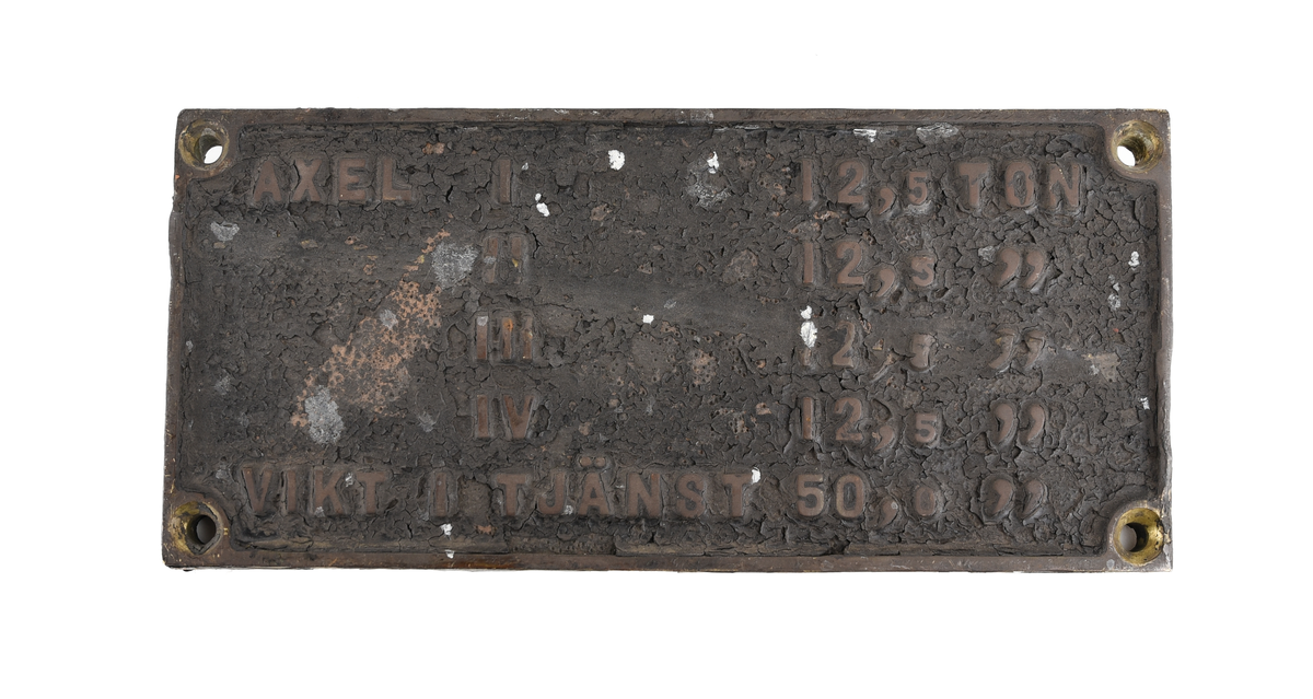Viktskylt med texten 
"Axel I 12,5 TON   II 12,5 "  III 12,5 "  IV 12,5 "  VIKT I TJÄNST 50,0 " "