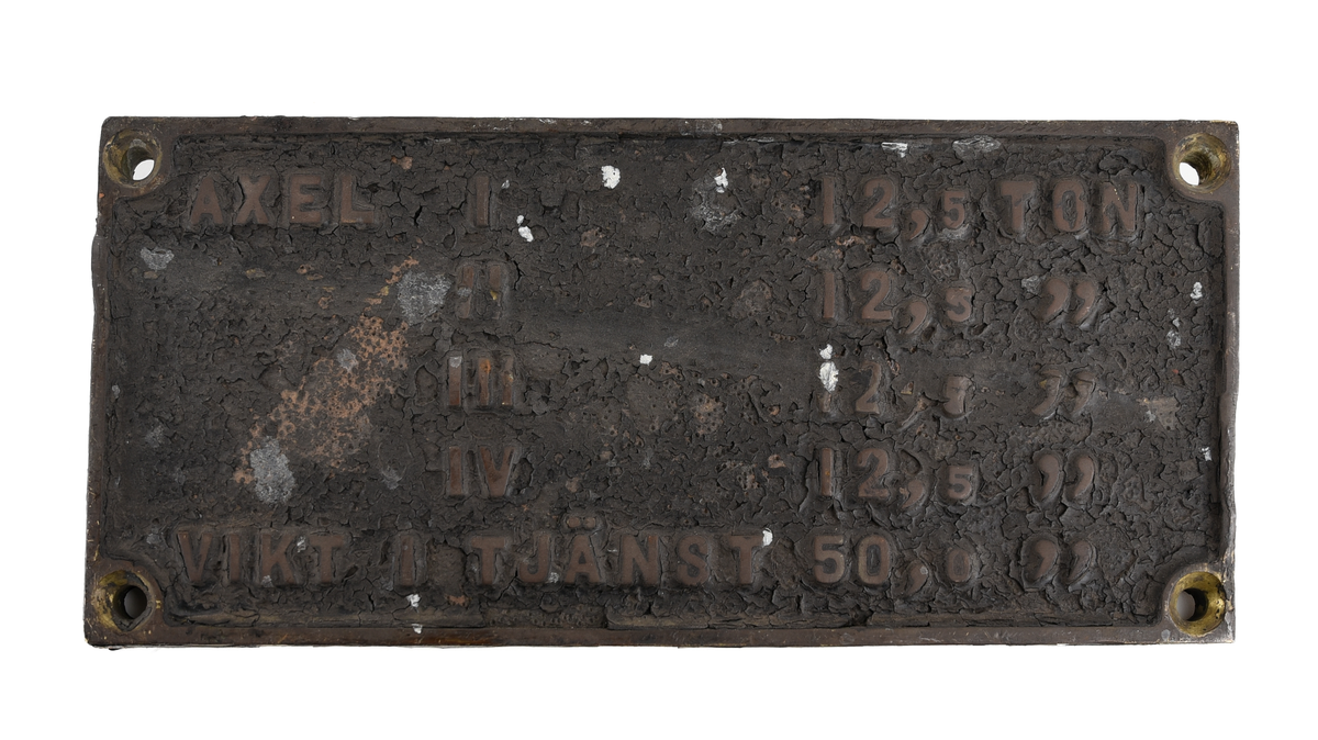Viktskylt med texten 
"Axel I 12,5 TON   II 12,5 "  III 12,5 "  IV 12,5 "  VIKT I TJÄNST 50,0 " "