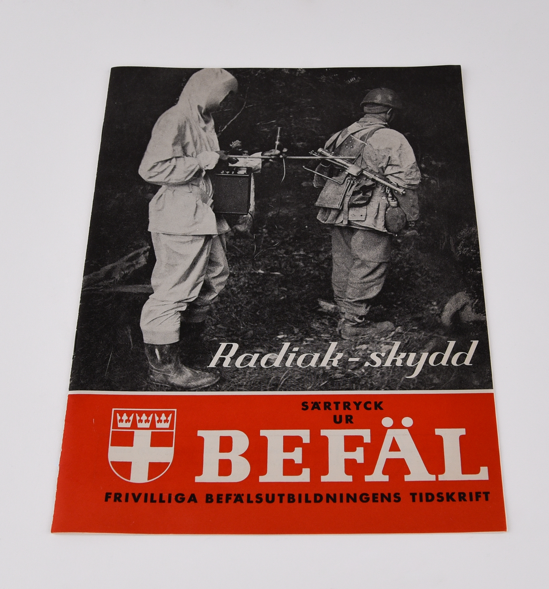 Röd låda i papp med texten "ABC-skydd SVERIGES CIVILFÖRSVARSFÖRBUND" "Självskyddsutbildning Personligt skydd" och en etikett med texten "STATENS JÄRNVÄGAR I DISTRIKTSKANSLIET Försvarsavdelningen STOCKHOLM Utbildningssats nr 3" 
Innehåller:
:1 Kartong.
:2 Kursplaner: Skydd mot kärnvapen; Skydd mot biologiska stridsmedel och mot stridsgaser.
:3 Särtryck: Radiakskydd.
:4 Särtryck: Medför atombombproven några genetiska risker?
:5 Särtryck: Vistelsen i skyddsrum bör planeras för 3 dygn.
:6 Särtryck: Radiakinstrument.
:7 Stillfilm: Kärnvapen I ( ljudband).
:8 Stillfilm: Kärnvapen I ( bildband).
:9 Stillfilm: Kärnvapen II (ljudband).
:10 Stillfilm: Kärnvapen II (bildband).
:11 Stillfilm: Biologisk krigsföring (ljudband).
:12 Stillfilm: Biologisk krigsföring (bildband). 
:13 Bildband: Skydd mot stridsgaser.