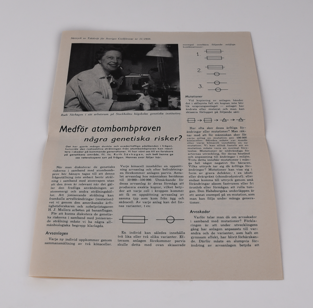 Röd låda i papp med texten "ABC-skydd SVERIGES CIVILFÖRSVARSFÖRBUND" "Självskyddsutbildning Personligt skydd" och en etikett med texten "STATENS JÄRNVÄGAR I DISTRIKTSKANSLIET Försvarsavdelningen STOCKHOLM Utbildningssats nr 3" 
Innehåller:
:1 Kartong.
:2 Kursplaner: Skydd mot kärnvapen; Skydd mot biologiska stridsmedel och mot stridsgaser.
:3 Särtryck: Radiakskydd.
:4 Särtryck: Medför atombombproven några genetiska risker?
:5 Särtryck: Vistelsen i skyddsrum bör planeras för 3 dygn.
:6 Särtryck: Radiakinstrument.
:7 Stillfilm: Kärnvapen I ( ljudband).
:8 Stillfilm: Kärnvapen I ( bildband).
:9 Stillfilm: Kärnvapen II (ljudband).
:10 Stillfilm: Kärnvapen II (bildband).
:11 Stillfilm: Biologisk krigsföring (ljudband).
:12 Stillfilm: Biologisk krigsföring (bildband). 
:13 Bildband: Skydd mot stridsgaser.