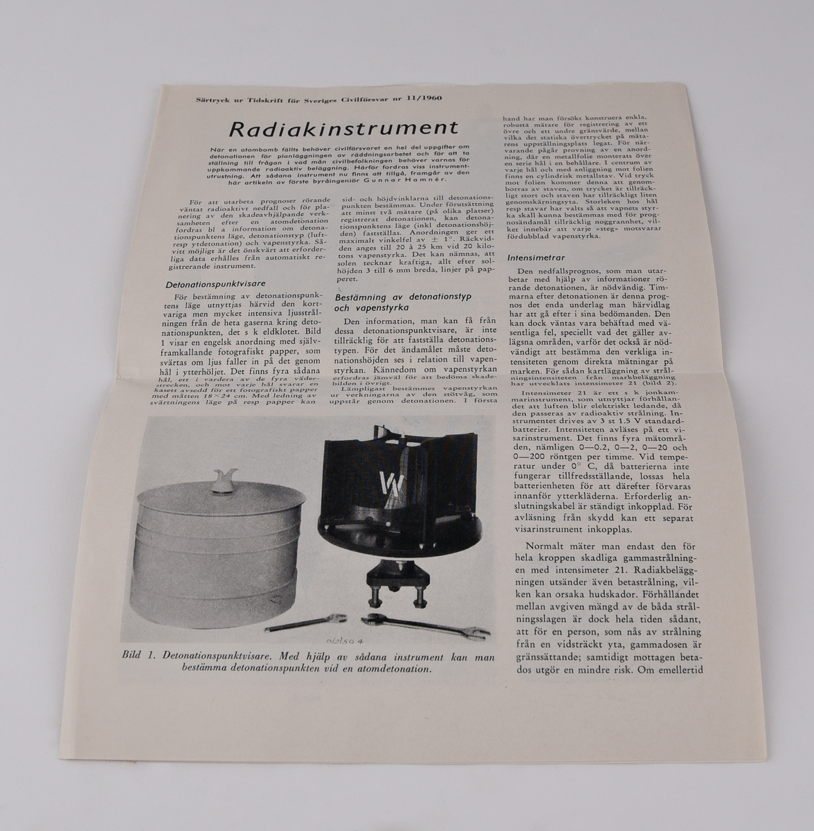 Röd låda i papp med texten "ABC-skydd SVERIGES CIVILFÖRSVARSFÖRBUND" "Självskyddsutbildning Personligt skydd" och en etikett med texten "STATENS JÄRNVÄGAR I DISTRIKTSKANSLIET Försvarsavdelningen STOCKHOLM Utbildningssats nr 3" 
Innehåller:
:1 Kartong.
:2 Kursplaner: Skydd mot kärnvapen; Skydd mot biologiska stridsmedel och mot stridsgaser.
:3 Särtryck: Radiakskydd.
:4 Särtryck: Medför atombombproven några genetiska risker?
:5 Särtryck: Vistelsen i skyddsrum bör planeras för 3 dygn.
:6 Särtryck: Radiakinstrument.
:7 Stillfilm: Kärnvapen I ( ljudband).
:8 Stillfilm: Kärnvapen I ( bildband).
:9 Stillfilm: Kärnvapen II (ljudband).
:10 Stillfilm: Kärnvapen II (bildband).
:11 Stillfilm: Biologisk krigsföring (ljudband).
:12 Stillfilm: Biologisk krigsföring (bildband). 
:13 Bildband: Skydd mot stridsgaser.