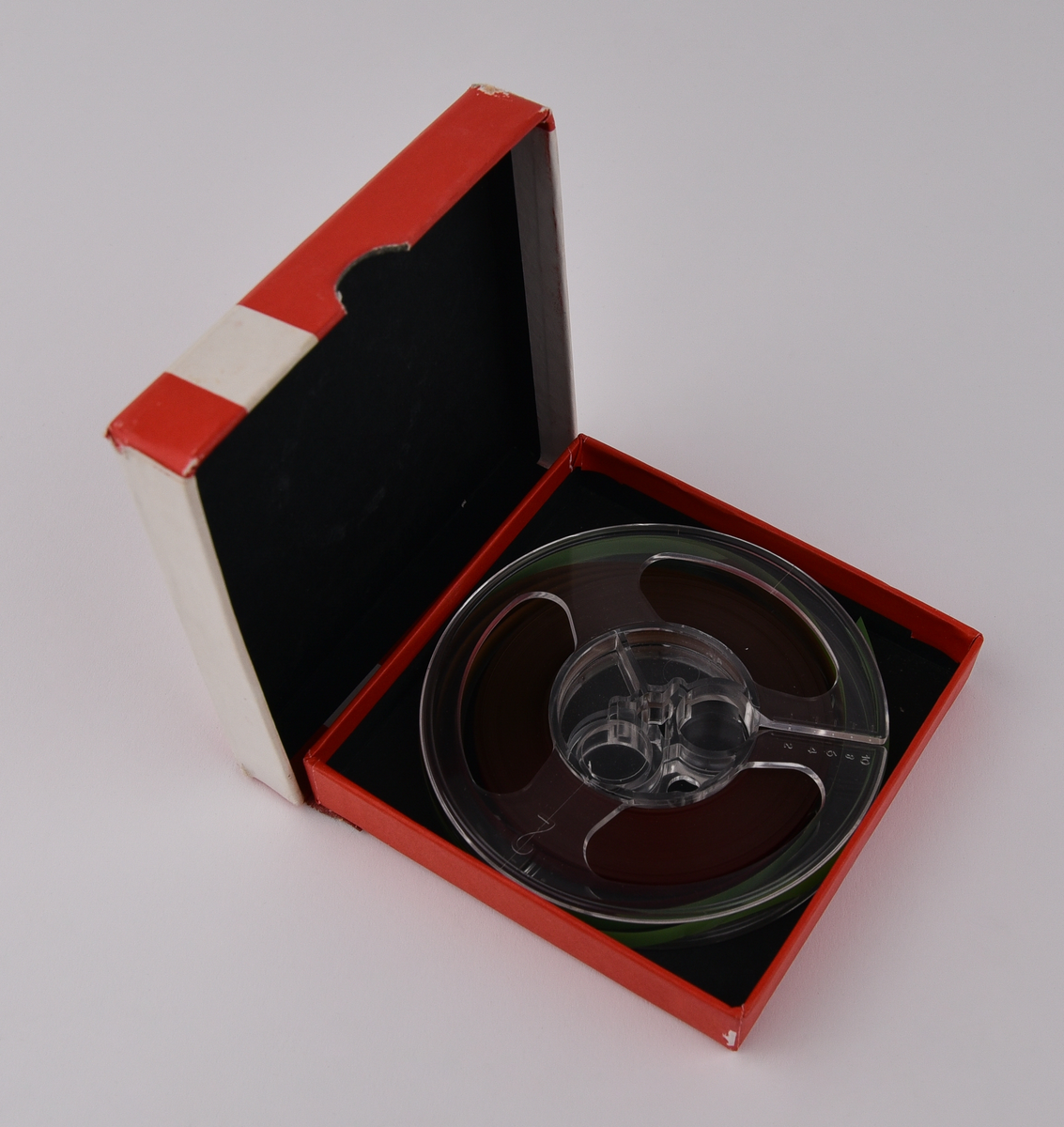 Röd låda i papp med texten "ABC-skydd SVERIGES CIVILFÖRSVARSFÖRBUND" "Självskyddsutbildning Personligt skydd" och en etikett med texten "STATENS JÄRNVÄGAR I DISTRIKTSKANSLIET Försvarsavdelningen STOCKHOLM Utbildningssats nr 3" 
Innehåller:
:1 Kartong.
:2 Kursplaner: Skydd mot kärnvapen; Skydd mot biologiska stridsmedel och mot stridsgaser.
:3 Särtryck: Radiakskydd.
:4 Särtryck: Medför atombombproven några genetiska risker?
:5 Särtryck: Vistelsen i skyddsrum bör planeras för 3 dygn.
:6 Särtryck: Radiakinstrument.
:7 Stillfilm: Kärnvapen I ( ljudband).
:8 Stillfilm: Kärnvapen I ( bildband).
:9 Stillfilm: Kärnvapen II (ljudband).
:10 Stillfilm: Kärnvapen II (bildband).
:11 Stillfilm: Biologisk krigsföring (ljudband).
:12 Stillfilm: Biologisk krigsföring (bildband). 
:13 Bildband: Skydd mot stridsgaser.