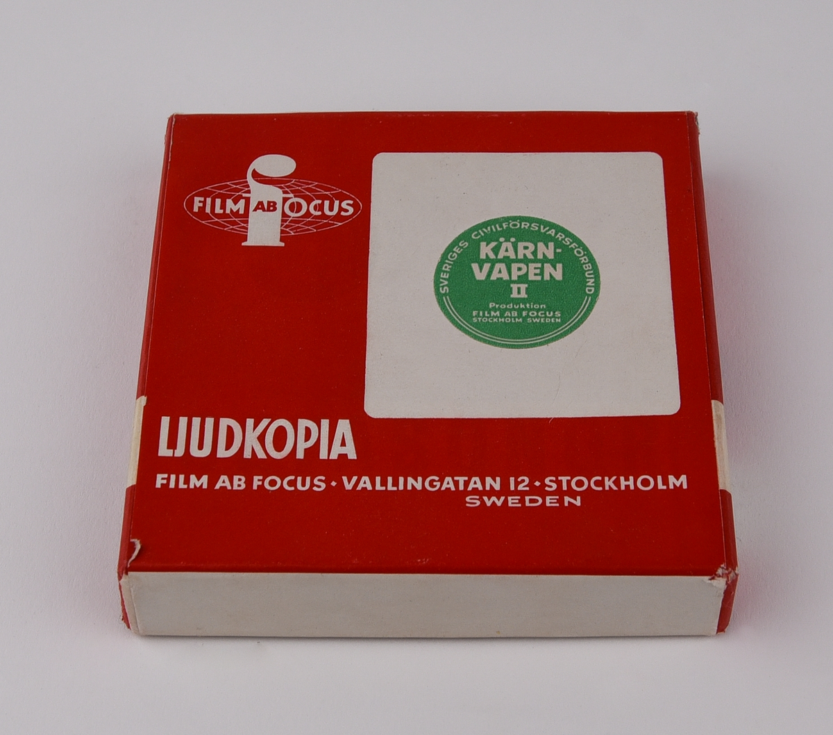 Röd låda i papp med texten "ABC-skydd SVERIGES CIVILFÖRSVARSFÖRBUND" "Självskyddsutbildning Personligt skydd" och en etikett med texten "STATENS JÄRNVÄGAR I DISTRIKTSKANSLIET Försvarsavdelningen STOCKHOLM Utbildningssats nr 3" 
Innehåller:
:1 Kartong.
:2 Kursplaner: Skydd mot kärnvapen; Skydd mot biologiska stridsmedel och mot stridsgaser.
:3 Särtryck: Radiakskydd.
:4 Särtryck: Medför atombombproven några genetiska risker?
:5 Särtryck: Vistelsen i skyddsrum bör planeras för 3 dygn.
:6 Särtryck: Radiakinstrument.
:7 Stillfilm: Kärnvapen I ( ljudband).
:8 Stillfilm: Kärnvapen I ( bildband).
:9 Stillfilm: Kärnvapen II (ljudband).
:10 Stillfilm: Kärnvapen II (bildband).
:11 Stillfilm: Biologisk krigsföring (ljudband).
:12 Stillfilm: Biologisk krigsföring (bildband). 
:13 Bildband: Skydd mot stridsgaser.