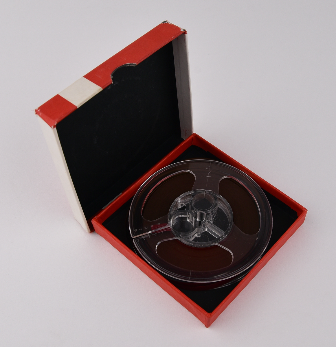 Röd låda i papp med texten "ABC-skydd SVERIGES CIVILFÖRSVARSFÖRBUND" "Självskyddsutbildning Personligt skydd" och en etikett med texten "STATENS JÄRNVÄGAR I DISTRIKTSKANSLIET Försvarsavdelningen STOCKHOLM Utbildningssats nr 3" 
Innehåller:
:1 Kartong.
:2 Kursplaner: Skydd mot kärnvapen; Skydd mot biologiska stridsmedel och mot stridsgaser.
:3 Särtryck: Radiakskydd.
:4 Särtryck: Medför atombombproven några genetiska risker?
:5 Särtryck: Vistelsen i skyddsrum bör planeras för 3 dygn.
:6 Särtryck: Radiakinstrument.
:7 Stillfilm: Kärnvapen I ( ljudband).
:8 Stillfilm: Kärnvapen I ( bildband).
:9 Stillfilm: Kärnvapen II (ljudband).
:10 Stillfilm: Kärnvapen II (bildband).
:11 Stillfilm: Biologisk krigsföring (ljudband).
:12 Stillfilm: Biologisk krigsföring (bildband). 
:13 Bildband: Skydd mot stridsgaser.