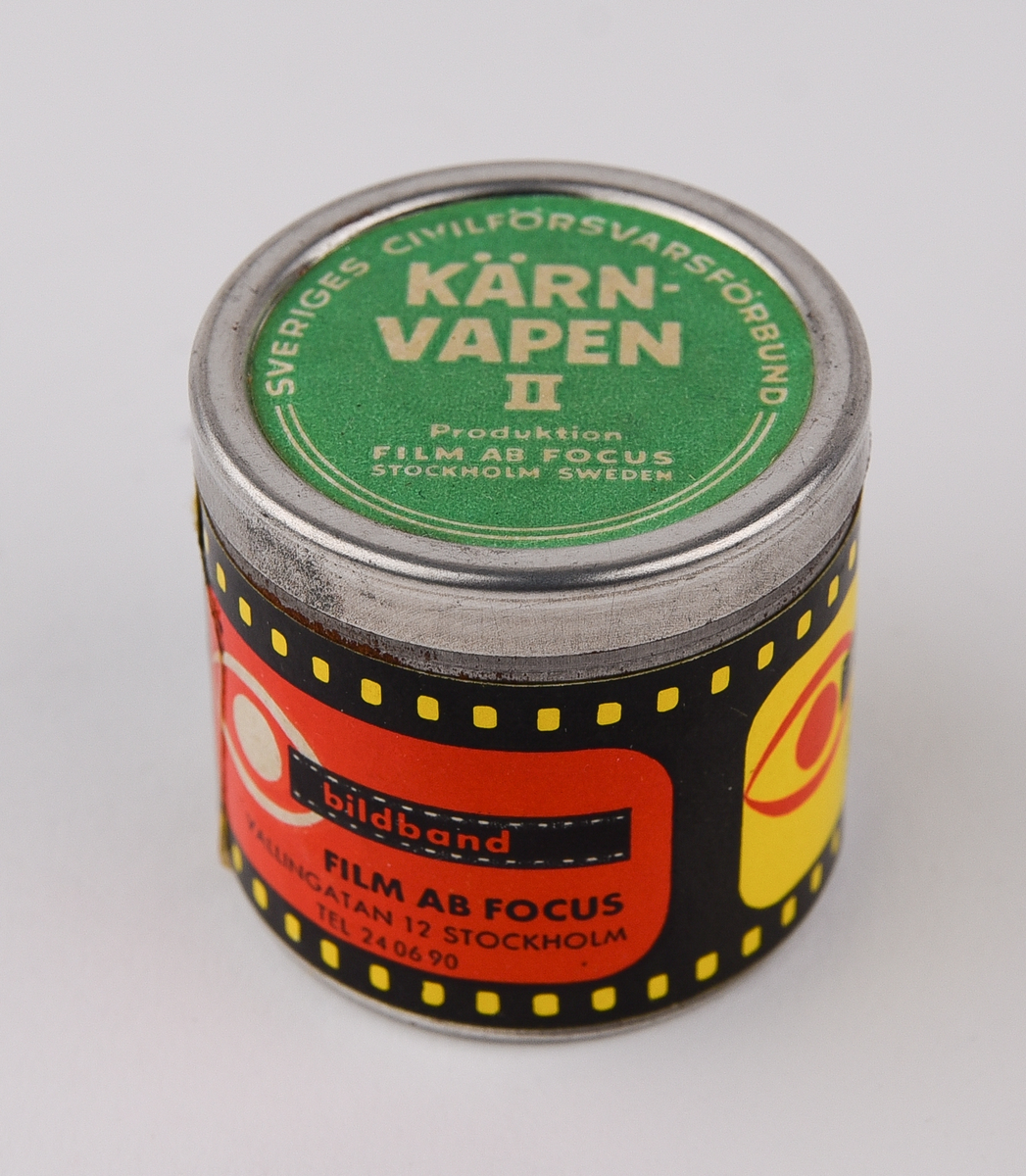 Röd låda i papp med texten "ABC-skydd SVERIGES CIVILFÖRSVARSFÖRBUND" "Självskyddsutbildning Personligt skydd" och en etikett med texten "STATENS JÄRNVÄGAR I DISTRIKTSKANSLIET Försvarsavdelningen STOCKHOLM Utbildningssats nr 3" 
Innehåller:
:1 Kartong.
:2 Kursplaner: Skydd mot kärnvapen; Skydd mot biologiska stridsmedel och mot stridsgaser.
:3 Särtryck: Radiakskydd.
:4 Särtryck: Medför atombombproven några genetiska risker?
:5 Särtryck: Vistelsen i skyddsrum bör planeras för 3 dygn.
:6 Särtryck: Radiakinstrument.
:7 Stillfilm: Kärnvapen I ( ljudband).
:8 Stillfilm: Kärnvapen I ( bildband).
:9 Stillfilm: Kärnvapen II (ljudband).
:10 Stillfilm: Kärnvapen II (bildband).
:11 Stillfilm: Biologisk krigsföring (ljudband).
:12 Stillfilm: Biologisk krigsföring (bildband). 
:13 Bildband: Skydd mot stridsgaser.