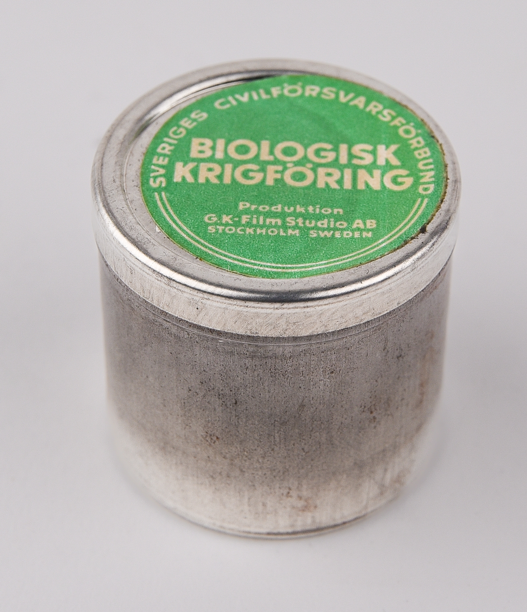 Röd låda i papp med texten "ABC-skydd SVERIGES CIVILFÖRSVARSFÖRBUND" "Självskyddsutbildning Personligt skydd" och en etikett med texten "STATENS JÄRNVÄGAR I DISTRIKTSKANSLIET Försvarsavdelningen STOCKHOLM Utbildningssats nr 3" 
Innehåller:
:1 Kartong.
:2 Kursplaner: Skydd mot kärnvapen; Skydd mot biologiska stridsmedel och mot stridsgaser.
:3 Särtryck: Radiakskydd.
:4 Särtryck: Medför atombombproven några genetiska risker?
:5 Särtryck: Vistelsen i skyddsrum bör planeras för 3 dygn.
:6 Särtryck: Radiakinstrument.
:7 Stillfilm: Kärnvapen I ( ljudband).
:8 Stillfilm: Kärnvapen I ( bildband).
:9 Stillfilm: Kärnvapen II (ljudband).
:10 Stillfilm: Kärnvapen II (bildband).
:11 Stillfilm: Biologisk krigsföring (ljudband).
:12 Stillfilm: Biologisk krigsföring (bildband). 
:13 Bildband: Skydd mot stridsgaser.