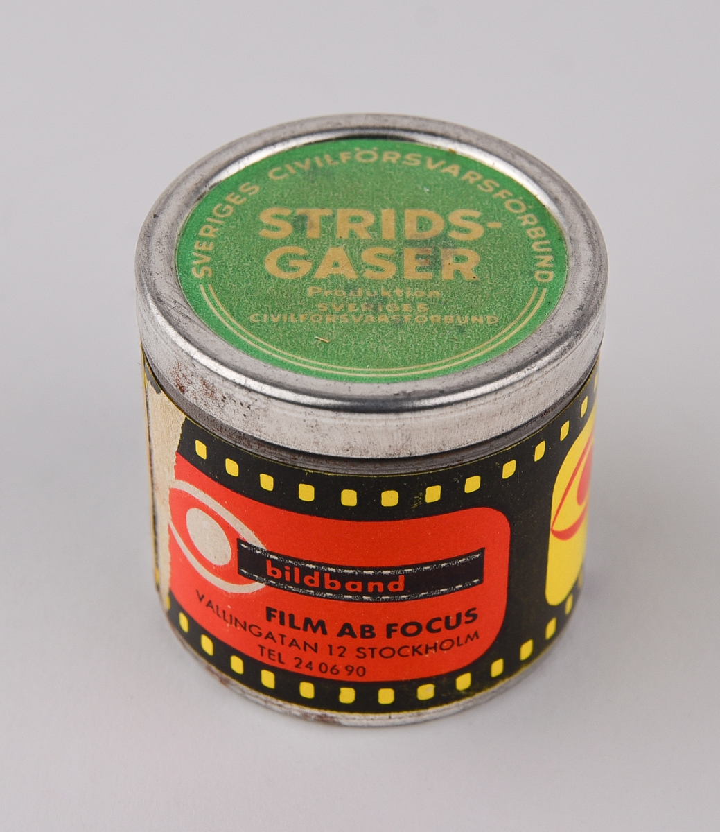 Röd låda i papp med texten "ABC-skydd SVERIGES CIVILFÖRSVARSFÖRBUND" "Självskyddsutbildning Personligt skydd" och en etikett med texten "STATENS JÄRNVÄGAR I DISTRIKTSKANSLIET Försvarsavdelningen STOCKHOLM Utbildningssats nr 3" 
Innehåller:
:1 Kartong.
:2 Kursplaner: Skydd mot kärnvapen; Skydd mot biologiska stridsmedel och mot stridsgaser.
:3 Särtryck: Radiakskydd.
:4 Särtryck: Medför atombombproven några genetiska risker?
:5 Särtryck: Vistelsen i skyddsrum bör planeras för 3 dygn.
:6 Särtryck: Radiakinstrument.
:7 Stillfilm: Kärnvapen I ( ljudband).
:8 Stillfilm: Kärnvapen I ( bildband).
:9 Stillfilm: Kärnvapen II (ljudband).
:10 Stillfilm: Kärnvapen II (bildband).
:11 Stillfilm: Biologisk krigsföring (ljudband).
:12 Stillfilm: Biologisk krigsföring (bildband). 
:13 Bildband: Skydd mot stridsgaser.