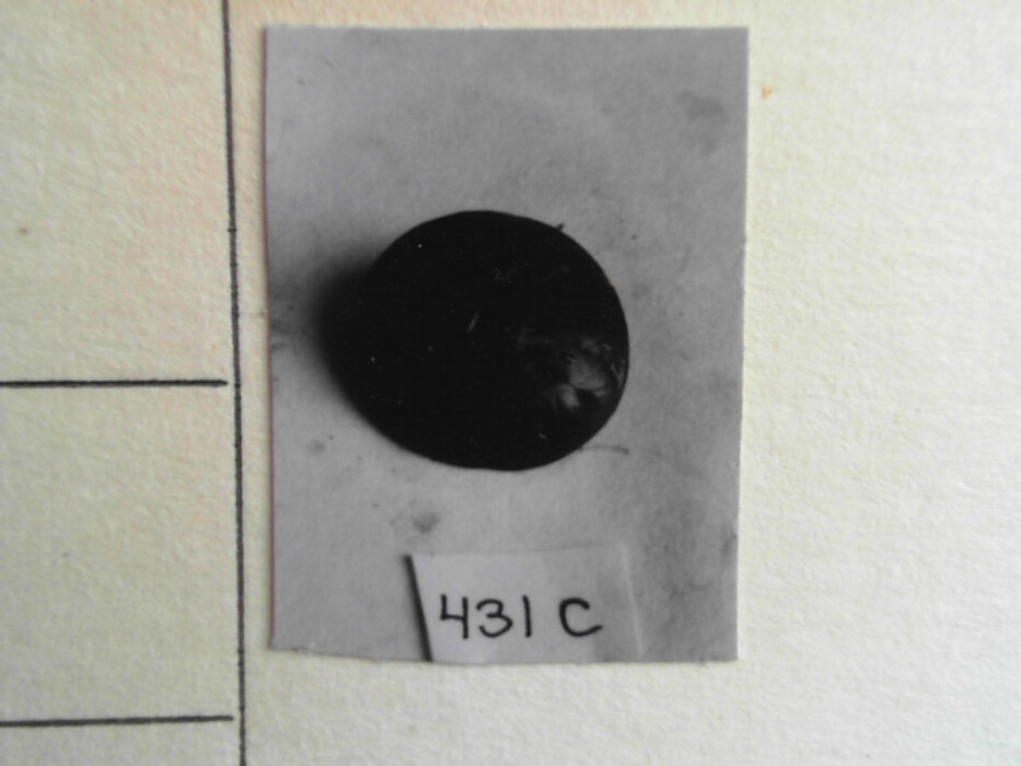 treskrin med lokk. inneholdende 13 ? knapper og et garnnøste. :: 431Q - knapp :: 431I - knapp :: 431K - knapp :: 431 L - knapp