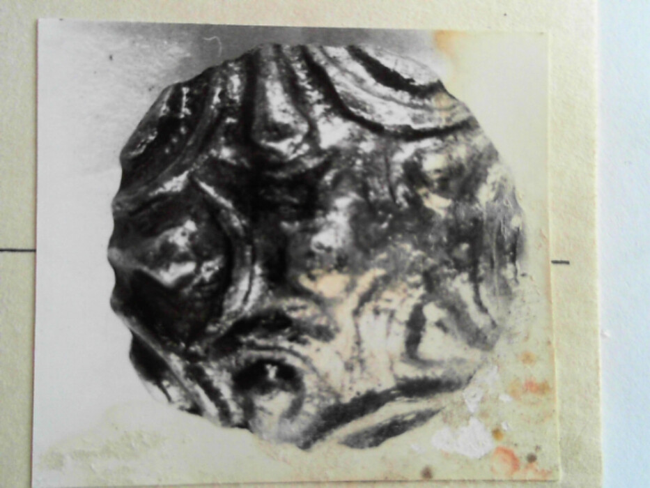 treskrin med lokk. inneholdende 13 ? knapper og et garnnøste. :: 431Q - knapp :: 431I - knapp :: 431K - knapp :: 431 L - knapp