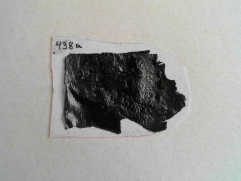 større samling lærfragmenter tildels med sømspor. muligens biter av drakt.