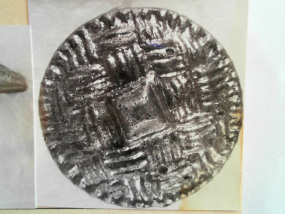 treskrin med lokk. inneholdende 13 ? knapper og et garnnøste. :: 431Q - knapp :: 431I - knapp :: 431K - knapp :: 431 L - knapp