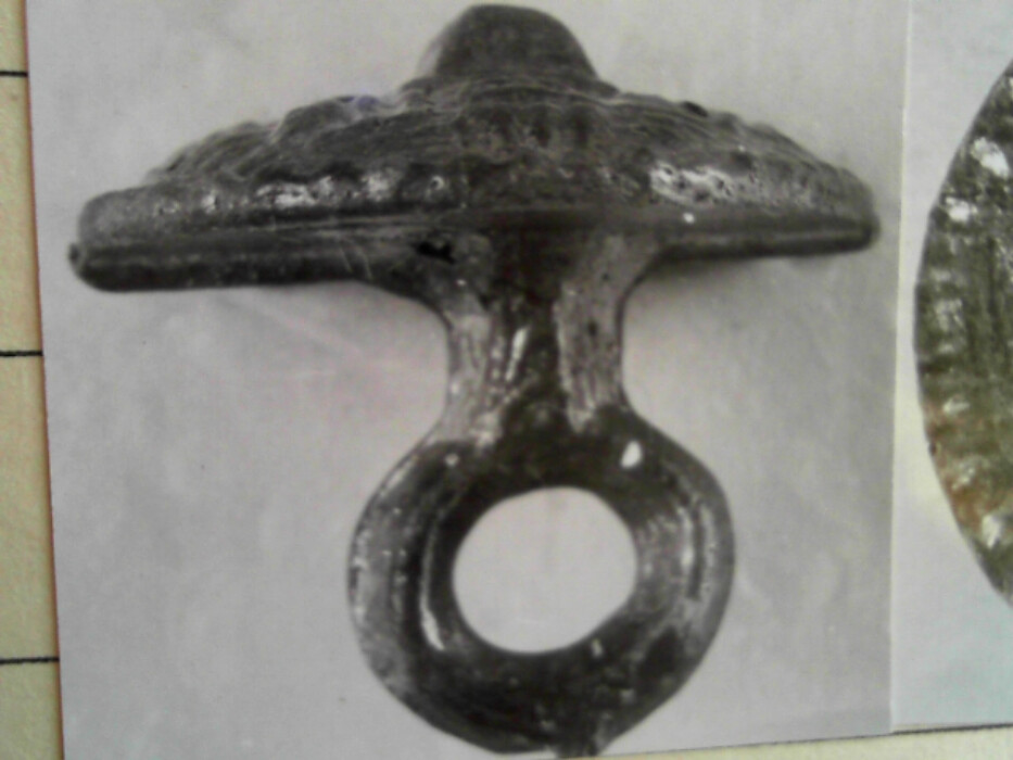 treskrin med lokk. inneholdende 13 ? knapper og et garnnøste. :: 431Q - knapp :: 431I - knapp :: 431K - knapp :: 431 L - knapp