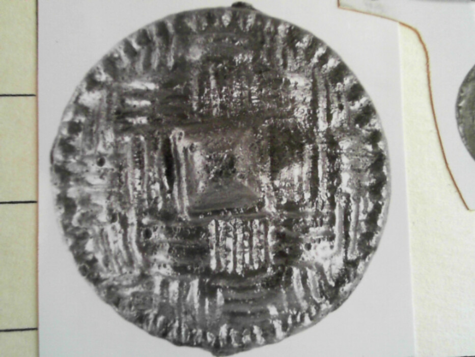 treskrin med lokk. inneholdende 13 ? knapper og et garnnøste. :: 431Q - knapp :: 431I - knapp :: 431K - knapp :: 431 L - knapp