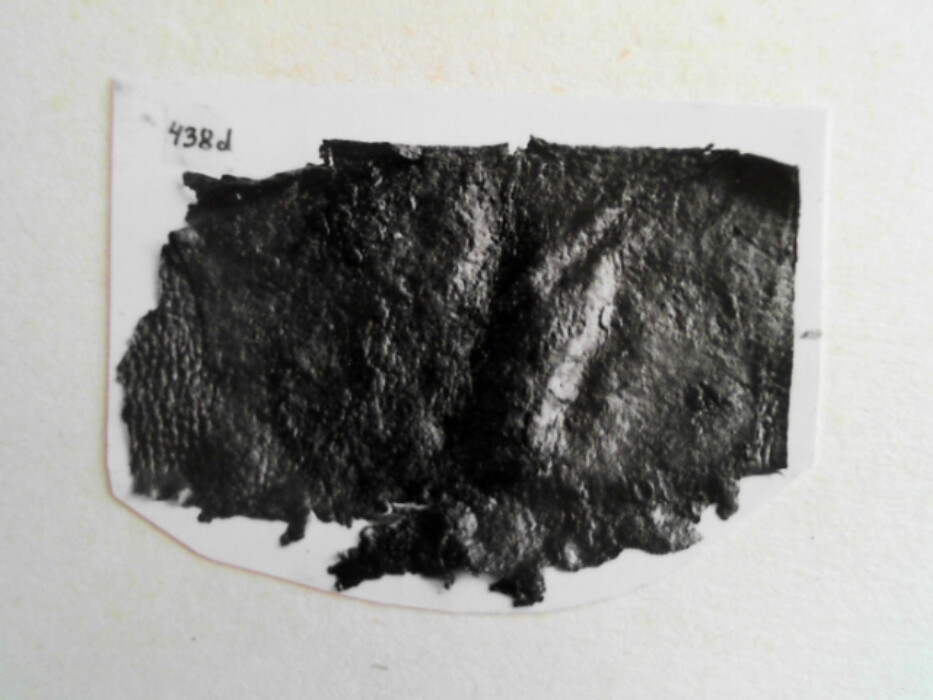 større samling lærfragmenter tildels med sømspor. muligens biter av drakt.