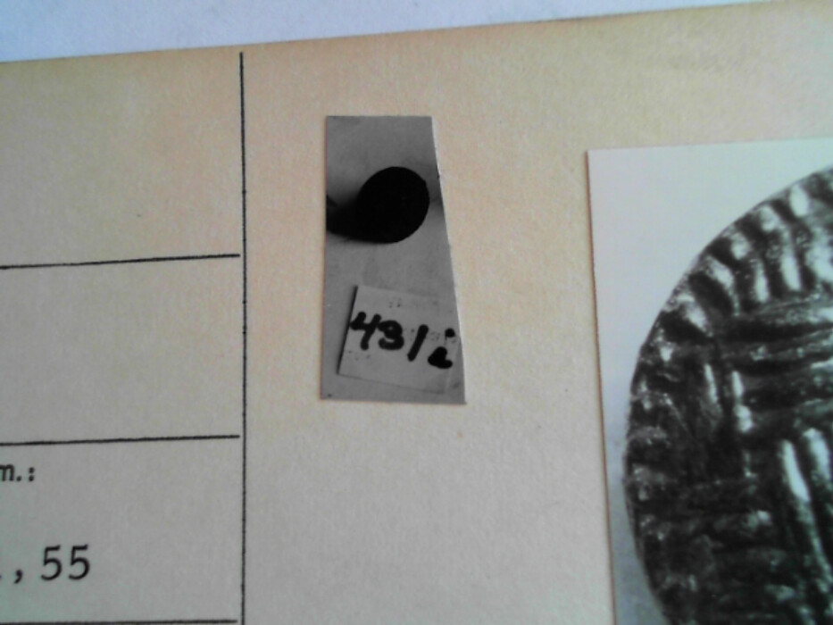 treskrin med lokk. inneholdende 13 ? knapper og et garnnøste. :: 431Q - knapp :: 431I - knapp :: 431K - knapp :: 431 L - knapp