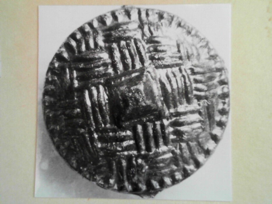 treskrin med lokk. inneholdende 13 ? knapper og et garnnøste. :: 431Q - knapp :: 431I - knapp :: 431K - knapp :: 431 L - knapp