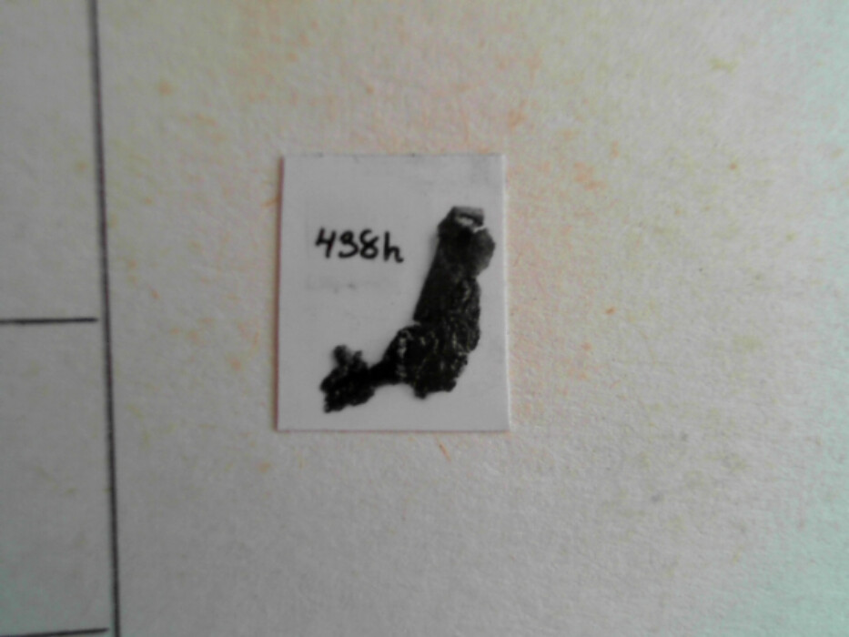 større samling lærfragmenter tildels med sømspor. muligens biter av drakt.