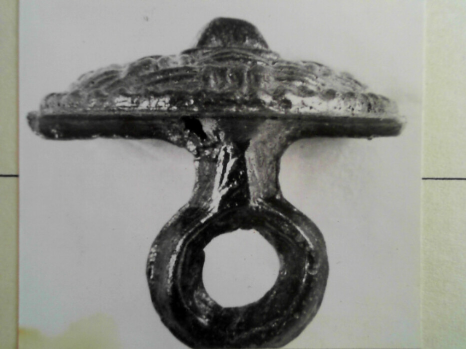 treskrin med lokk. inneholdende 13 ? knapper og et garnnøste. :: 431Q - knapp :: 431I - knapp :: 431K - knapp :: 431 L - knapp