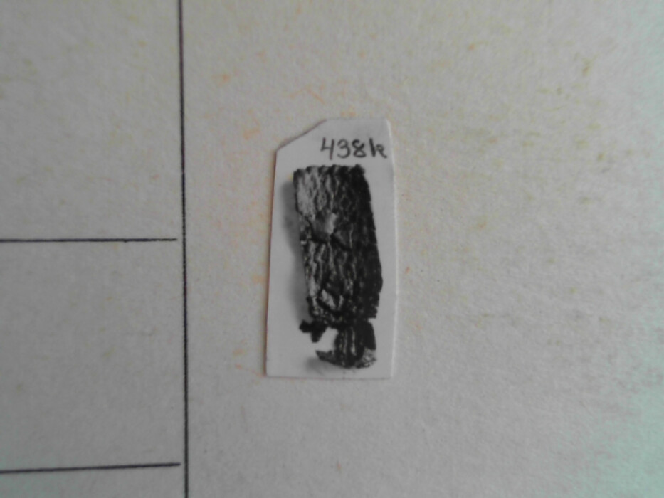 større samling lærfragmenter tildels med sømspor. muligens biter av drakt.