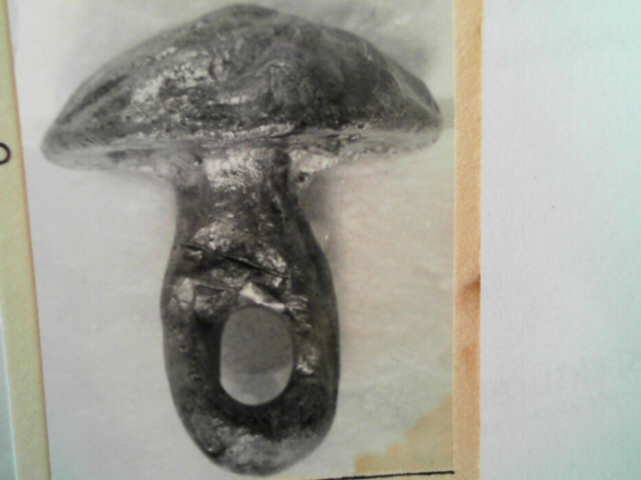 treskrin med lokk. inneholdende 13 ? knapper og et garnnøste. :: 431Q - knapp :: 431I - knapp :: 431K - knapp :: 431 L - knapp