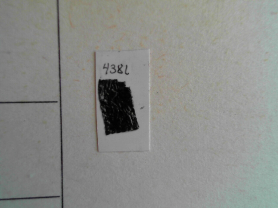 større samling lærfragmenter tildels med sømspor. muligens biter av drakt.