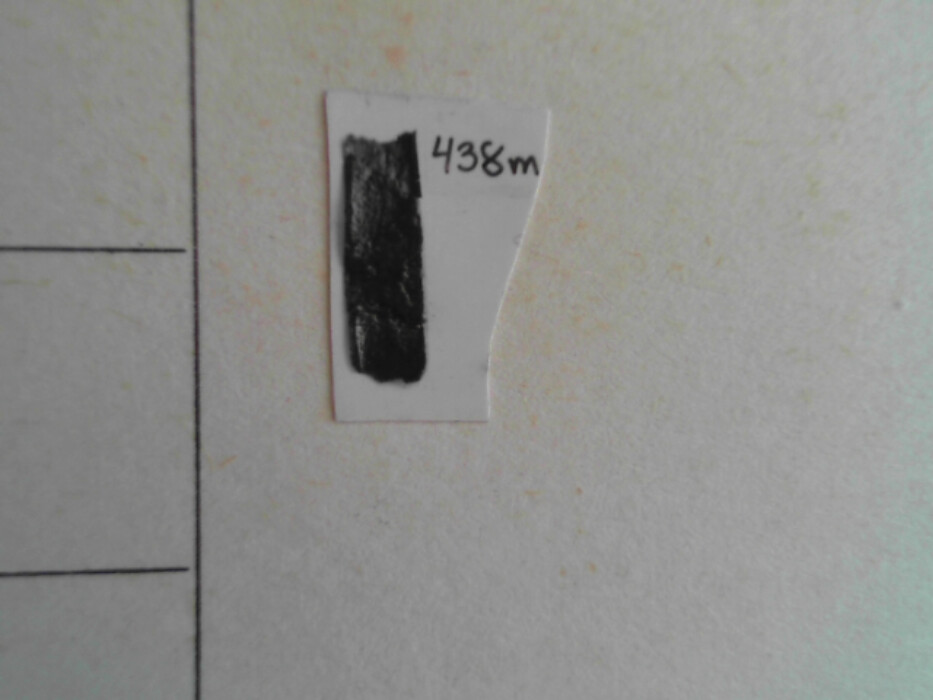 større samling lærfragmenter tildels med sømspor. muligens biter av drakt.