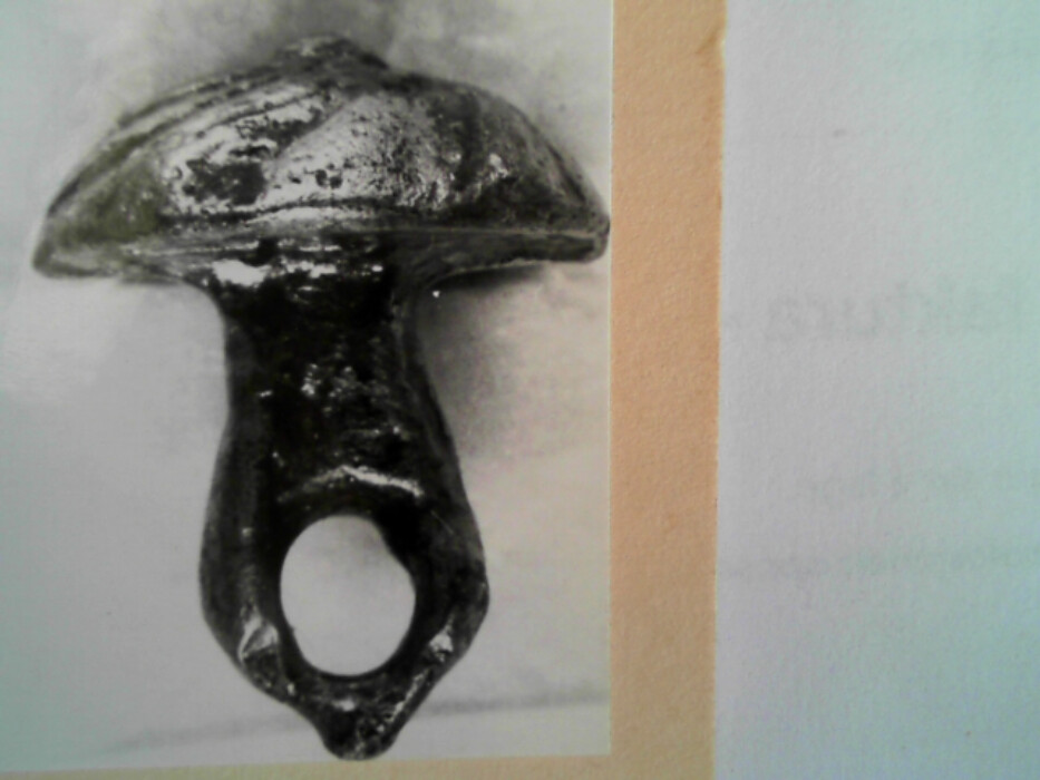 treskrin med lokk. inneholdende 13 ? knapper og et garnnøste. :: 431Q - knapp :: 431I - knapp :: 431K - knapp :: 431 L - knapp