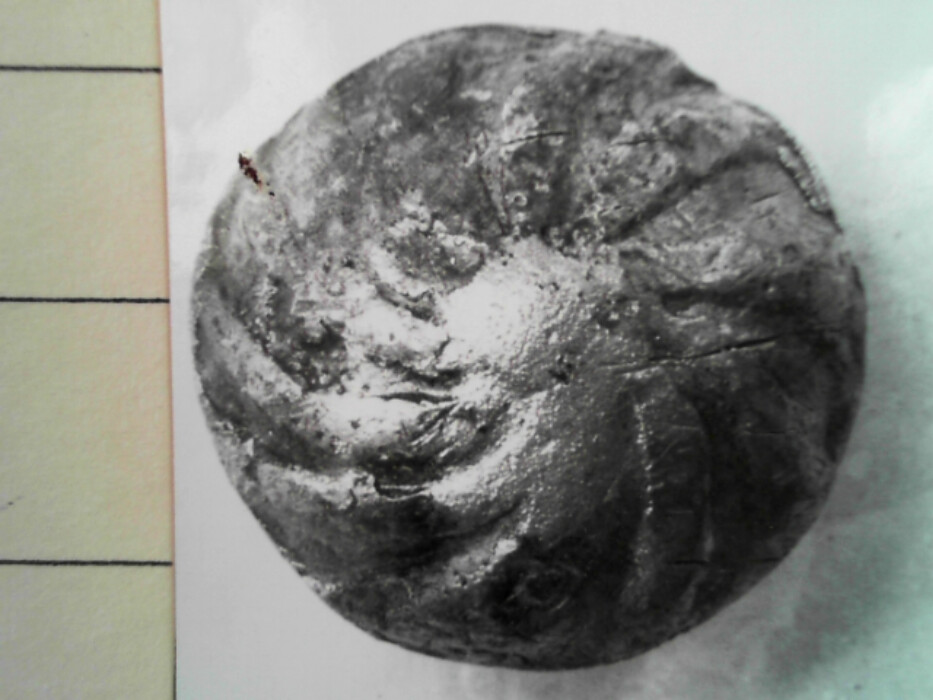 treskrin med lokk. inneholdende 13 ? knapper og et garnnøste. :: 431Q - knapp :: 431I - knapp :: 431K - knapp :: 431 L - knapp