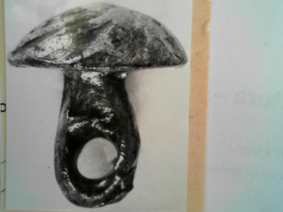 treskrin med lokk. inneholdende 13 ? knapper og et garnnøste. :: 431Q - knapp :: 431I - knapp :: 431K - knapp :: 431 L - knapp