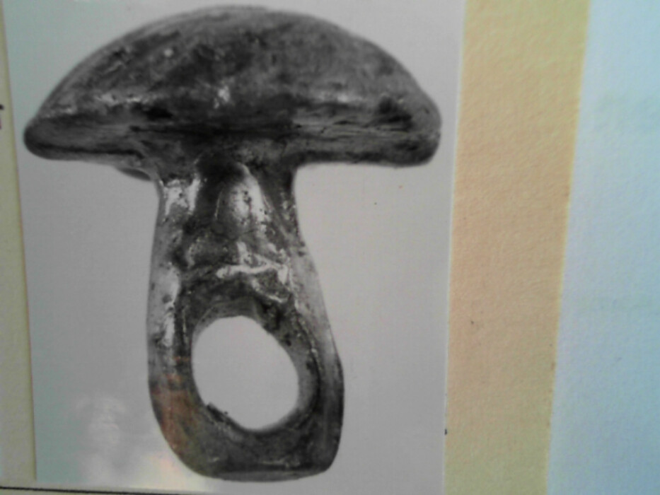 treskrin med lokk. inneholdende 13 ? knapper og et garnnøste. :: 431Q - knapp :: 431I - knapp :: 431K - knapp :: 431 L - knapp