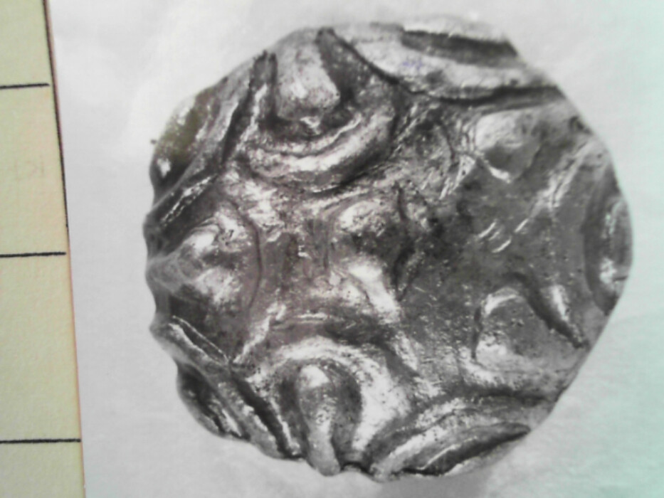 treskrin med lokk. inneholdende 13 ? knapper og et garnnøste. :: 431Q - knapp :: 431I - knapp :: 431K - knapp :: 431 L - knapp