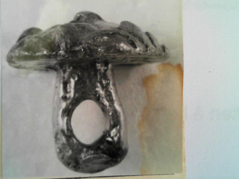 treskrin med lokk. inneholdende 13 ? knapper og et garnnøste. :: 431Q - knapp :: 431I - knapp :: 431K - knapp :: 431 L - knapp