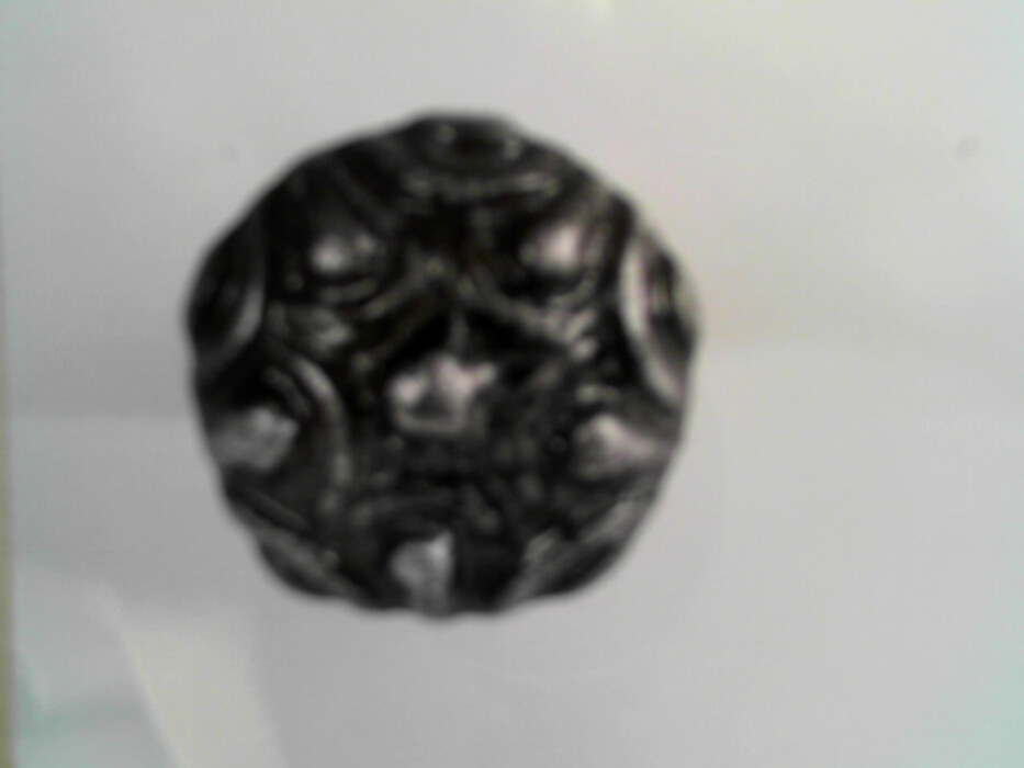 treskrin med lokk. inneholdende 13 ? knapper og et garnnøste. :: 431Q - knapp :: 431I - knapp :: 431K - knapp :: 431 L - knapp