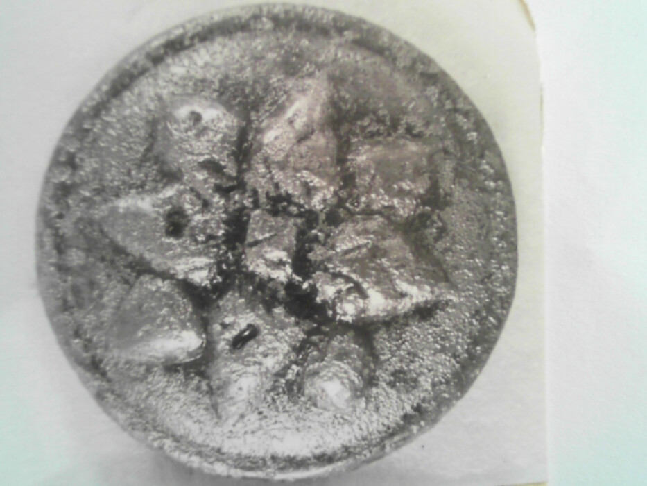 treskrin med lokk. inneholdende 13 ? knapper og et garnnøste. :: 431Q - knapp :: 431I - knapp :: 431K - knapp :: 431 L - knapp