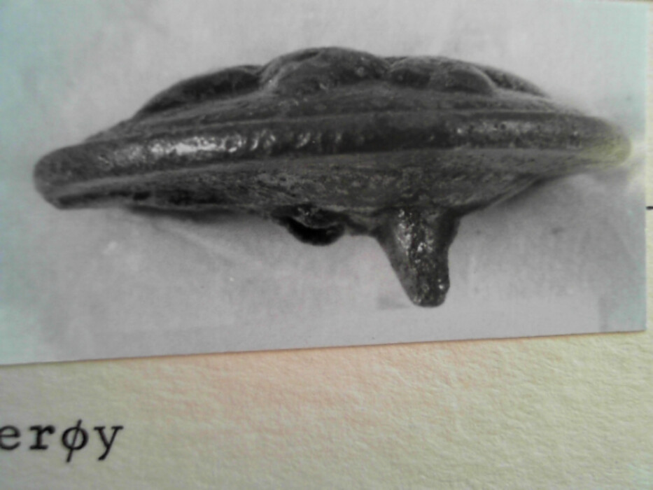 treskrin med lokk. inneholdende 13 ? knapper og et garnnøste. :: 431Q - knapp :: 431I - knapp :: 431K - knapp :: 431 L - knapp