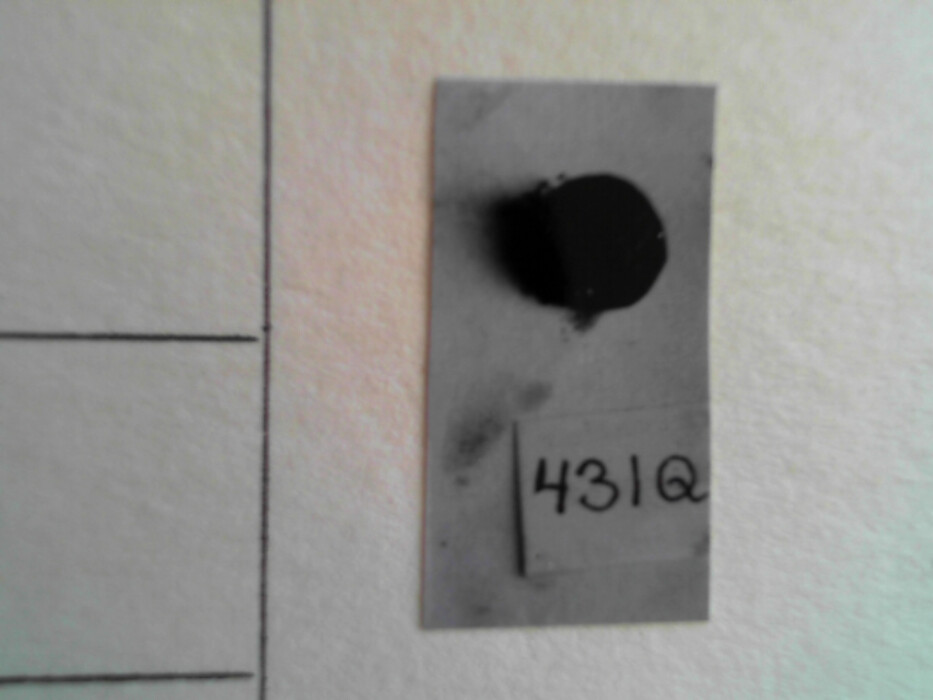 treskrin med lokk. inneholdende 13 ? knapper og et garnnøste. :: 431Q - knapp :: 431I - knapp :: 431K - knapp :: 431 L - knapp