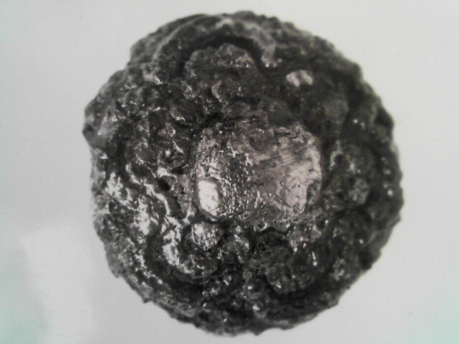 treskrin med lokk. inneholdende 13 ? knapper og et garnnøste. :: 431Q - knapp :: 431I - knapp :: 431K - knapp :: 431 L - knapp