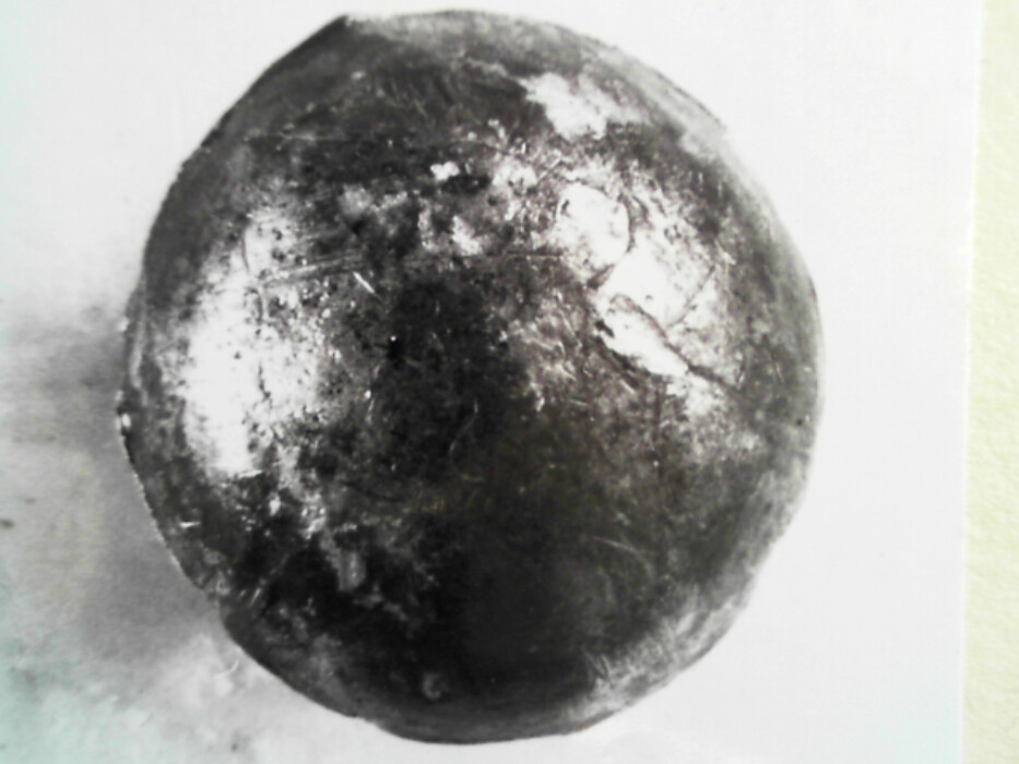 treskrin med lokk. inneholdende 13 ? knapper og et garnnøste. :: 431Q - knapp :: 431I - knapp :: 431K - knapp :: 431 L - knapp